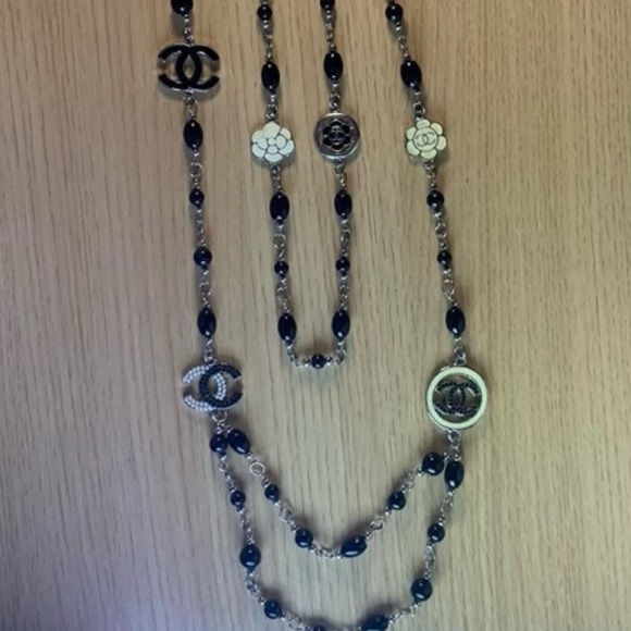 Long black necklace, double strand. Black beads with silver tone chain. - Picture 5 of 6